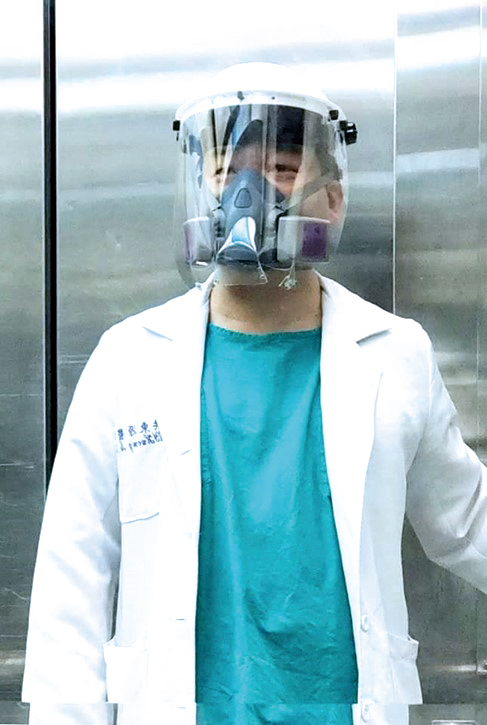 洪東源醫師出發前更換手術服確認P100與面罩能夠相容